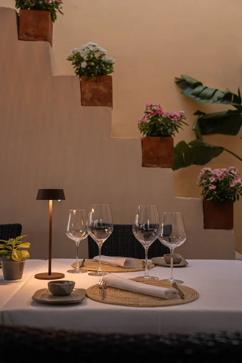 Mesa preparada en el patio de Es Molí con luz cálida